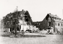 3880 Tweede Wereldoorlog. Bombardement 15 augustus 1943, zwaar beschadigde panden van woningbouwvereniging ...