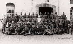 3882 De lichting van 1927 van de kustartillerie op herhaling, hier gefotografeerd vóór de bomvrije kazerne.