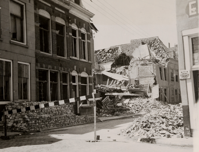 3885 Tweede Wereldoorlog. Verwoeste panden in de Breewaterstraat nrs. 35, 37 en 39 na het bombardement op 1 juni 1942. ...