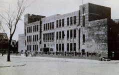 3895 Tweede Wereldoorlog. Het schoolgebouw van de RHBS in de Brouwenaarstraat na de bevrijding