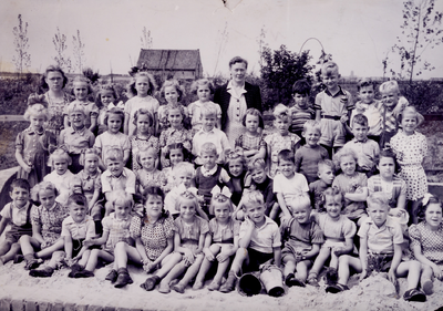 3903 Schoolklas van de Prinses Beatrix kleuterschool op het Oranjeplein in Oost-Souburg. In het midden staat juf ...