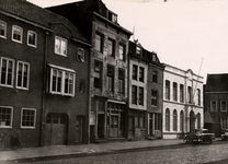 391 Het witte gebouw rechts op de foto is het politiebureau dat op 9-3-1911 in gebruik werd genomen. Daarvoor, van ...