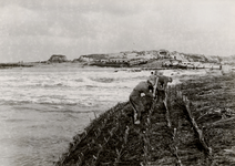 393 Tweede Wereldoorlog. Het dichten van het gat in de Nolledijk na het bombarderen van de dijk op 7 okt. 1944