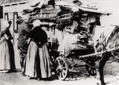 3933 Dirk Breijer, geboren te Vlissingen op 26 juni 1910, met zijn rijdende winkel