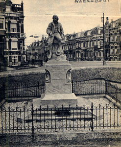 3944 Het standbeeld van Frans Naerebout op Boulevard Bankert bovenaan de Coosje Buskenstraat. De beeldhouwer was A.G. ...