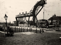 3963 Kolenbunkermachine Parata van de Steenkolen Handelsvereniging (SHV) in de sluis vóór of na een onderhoudsbeurt bij ...