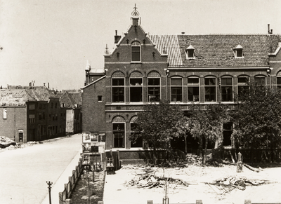397 Tweede Wereldoorlog. Openbare lagere school op de Grote Markt. Bouwjaar 1883. In 1939 begon men met de verbouwing ...