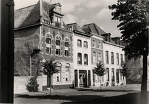 398 De Hendrikstraat met rechts het begin van de Palingstraat. In het midden de winkel van de schilder Weug