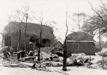 3992 Tweede Wereldoorlog. Bominslag schuilkelder aan de achterzijde van de Doopsgezinde Kerk aan de Glacisstraat