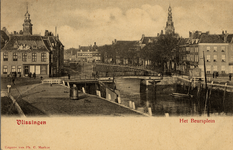 4003 'Vlissingen. Het Beursplein'Gezicht op het Beursplein met Beursgebouw, de Voorhaven, Koopmanshaven, en Bellamykade.