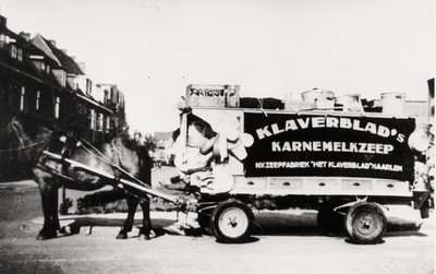 4014 Dirk Breijer, geboren te Vlissingen op 26 juni 1910, met zijn rijdende winkel op het Van Nispenplein