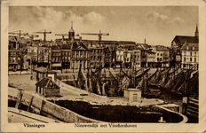 405 'Vlissingen. Nieuwendijk met Visschershaven' Gezicht op De Ruyterplein, Vissershaven en de Nieuwendijk op de achtergrond