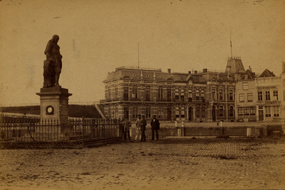 4065 Het standbeeld van M.A. de Ruyter op het De Ruyterplein. Onthuld op 25 aug. 1841. Beeldhouwer: L. Royer. In 1894 ...