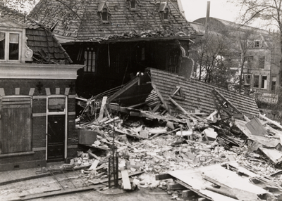 4075 Tweede Wereldoorlog. Doopsgezinde Kerk in de Van Dishoeckstraat, hoek Aagje Dekenstraat verwoest door bomaanval ...