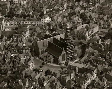 4093 Luchtfoto van een gedeelte der stad Vlissingen. Midden de Sint Jacobskerk, de Oude Markt, de Lepelstraat en in het ...
