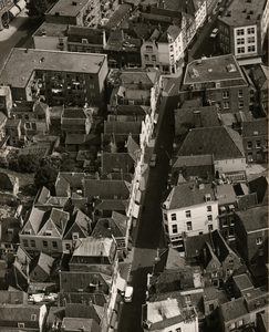 4105 Luchtfoto van de Walstraat in Vlissingen (van onder naar boven lopend) en omgeving, op de foto doorsneden door het ...