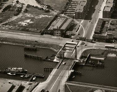 4126 Luchtfoto van Vlissingen. De Keersluisbrug over het Kanaal door Walcheren, met daarachter de Paul Krugerstraat en ...