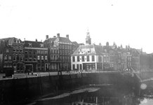 4129 Het Beursplein met het Beursgebouw en rechts de Smalle Kade. Op de voorgrond de Voorhaven met rechts op de foto de ...