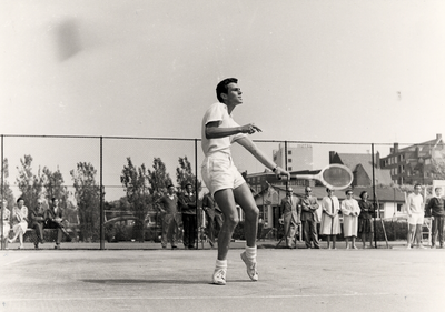 413 Tenniswedstrijden op de banen van L.T.C. de Schelde aan de Burgemeester van Woelderenlaan