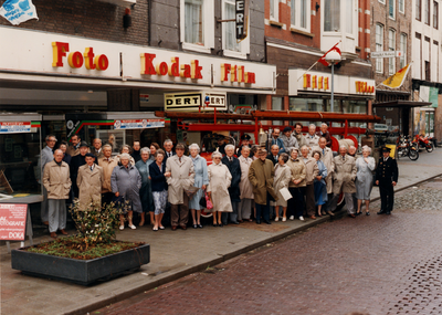 4149 Genodigden t.g.v. de viering in 1987 van het 100-jarig bestaan van de firma Dert. Links: Hans Dert, rechts: (op ...