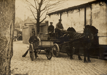 4151 Gemeentelijke reinigingsdienst in de Paardenstraat in Vlissingen. Straatveger en wagen met trekpaard
