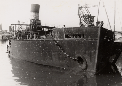 4166 Tweede Wereldoorlog. De Buitenhaven na de bevrijding. Scheepswrak tankschip Vli-3 van de S.H.V., gezonken in ...