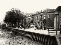 4168 De Molenstraat met rechts de Kaaskadestraat. Vóór 21 december 1906 heette het voorste gedeelte Kaaskade en het ...