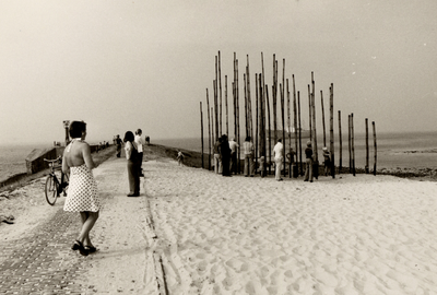 4188 Het windorgel op het strand aan de Nolledijk, daar geplaatst in sept. 1975. Het orgel is ontworpen door de groep ...