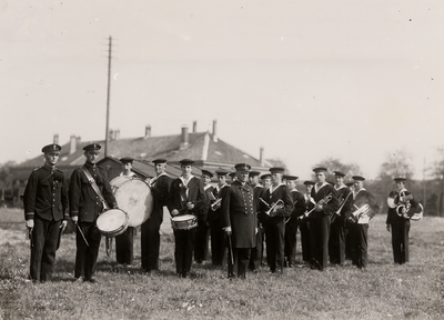 4192 Koninginnedag 31 augustus 1927. Het muziekkorps van de marine-opleiding staat gereed voor de parademars