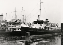 4194 Twee schepen van de Provinciale Stoombootdiensten in Zeeland, de 'Noord-Beveland' (geb. in 1912) en de 'Koningin ...