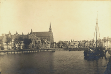 420 De Nieuwe haven of Pottekaai, gegraven in 1582 en gedempt in 1909. Op de achtergrond de Stenenbeer. Links de ...