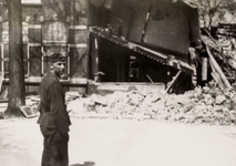 421 Tweede Wereldoorlog. Verwoeste panden in de Clijverstraat door bombardement op 24 april 1942