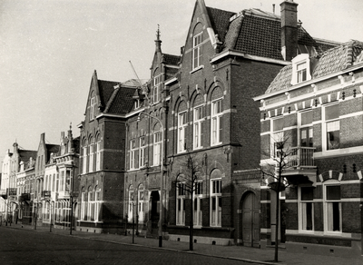 4236 De Badhuisstraat met in het midden het gebouw dat van 1901 tot 1921 dienst deed als Burger Weeshuis en later o.a. ...