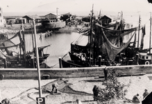 4243 De Zeehondenwerf in 1956-1957. Op de helling de Deo Juvante, een schip van het type Kempenaar, in aanbouw