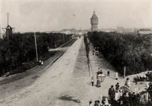 4268 De Badhuisstraat gezien vanaf de Boulevard. De molen is verbrand in de nacht van 4 op 5 mrt. 1900. De watertoren ...