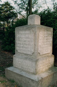 4278 Grafmonument van J.W. Callenfels op de oude begraafplaats aan de Koudekerkseweg. J.W. Callenfels was burgemeester ...