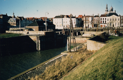 4301 De Voorhaven van Vlissingen. Achter de sluisjes de Engelse- of Vissershaven. Op de achtergrond van l. naar. r.: ...
