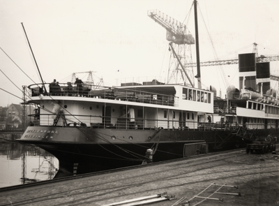 4315 De 'Mecklenburg II', gebouwd in 1922, afgevoerd in 1960. Het schip ligt afgemeerd in de Dokhaven.