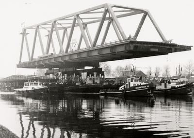 4383 Oost- en West-Souburg. Vervoer van een brugdeel in het Kanaal door Walcheren ter hoogte van de Souburgse brug