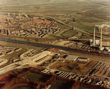 4428 Luchtfoto van Vlissingen. Overzicht van de bouw van de Sloebrug over het Kanaal door Walcheren, en de aanleg van ...