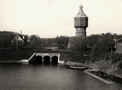 4496 Kleine Spuiboezem gezien in de richting van de Badhuisstraat met op de achtergrond de Watertoren.