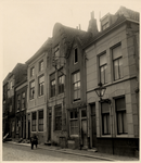 451 Het gedeelte van de Molenstraat tussen de Bakkersgang en de Kaaskadestraat. In het tweede pandje van rechts zitten ...