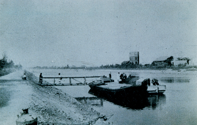 4515 Tweede Wereldoorlog. Aanlegsteiger van de bootdienst Vlissingen-Middelburg bij de Keersluisbrug