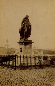 4516 Het standbeeld van M.A. de Ruyter op het De Ruyterplein. Onthuld op 25 aug. 1841. Beeldhouwer: L. Royer. In 1894 ...