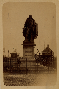 4542 Het standbeeld van M.A. de Ruyter op het De Ruyterplein. Onthuld op 25 aug. 1841. Beeldhouwer: L. Royer. In 1894 ...
