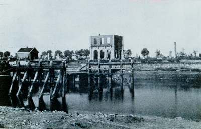 4550 Tweede Wereldoorlog. De restanten van het oude station langs het Kanaal door Walcheren na de bevrijding
