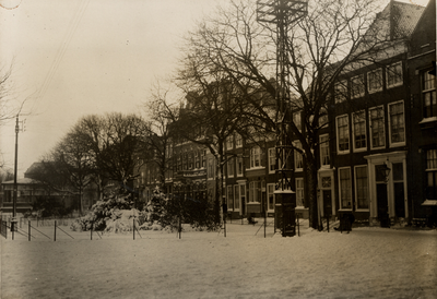 4575 Waarschijnlijk de strenge winter van 1929. Het Bellamypark in de sneeuw. Rechts de huizen aan de westzijde