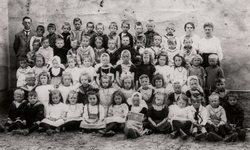 4623 Klas 1 van de Julianaschool aan de Rehobothstraat in Oost-Souburg, schooljaar 1922-1923. Bovenste rij ?, Jan ...