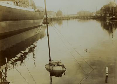 4628 De 'Luctor et Emergo' (de O1), de eerste Nederlandse onderzeeboot. Bouwnr.: 116, bouwjaar: 1904 De bouw, volgens ...