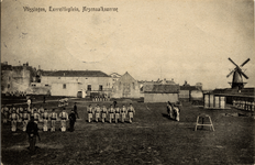 463 'Vlissingen, Exercitieplein, Arsenaalkazerne'. Op de achtergrond de achterzijde van de Baljuwstraat en de Oranjemolen